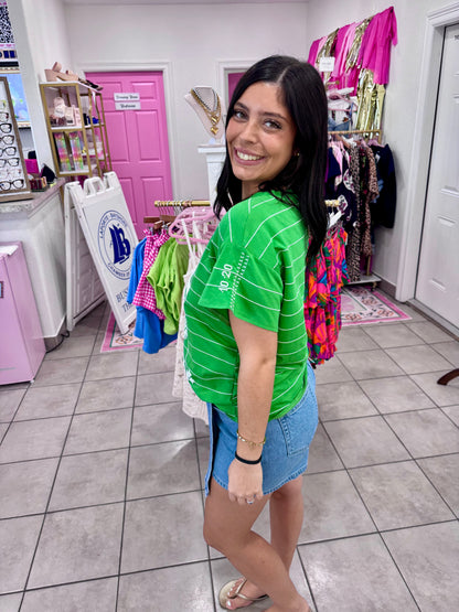 QUEEN OF SPARKLES GREEN FOOTBALL FIELD QUEEN CARD LOGO TEE