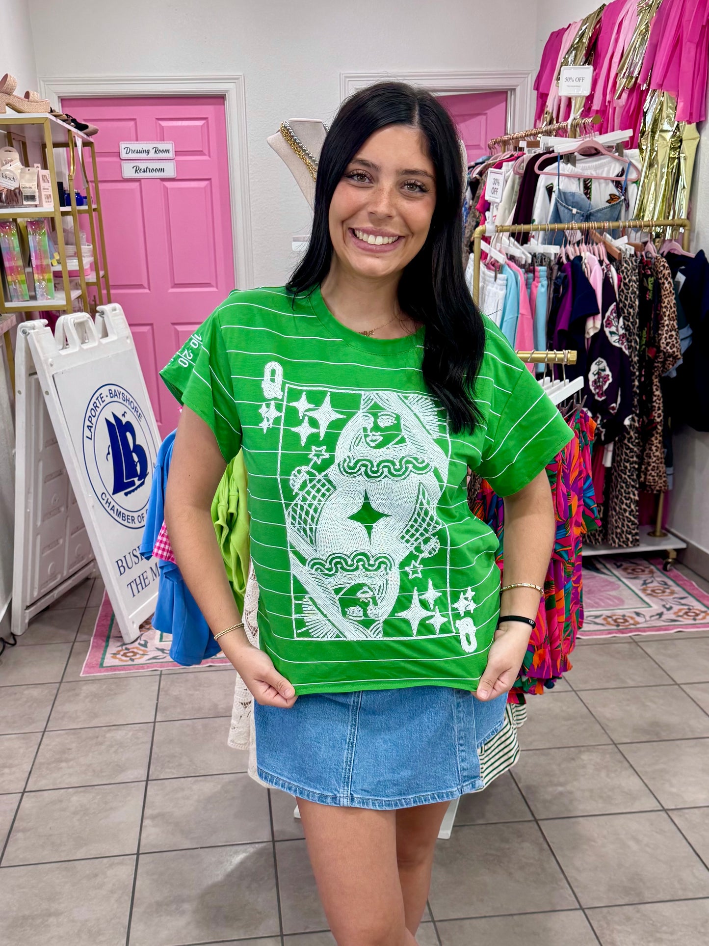 QUEEN OF SPARKLES GREEN FOOTBALL FIELD QUEEN CARD LOGO TEE